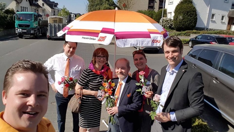 Björn Franken (rechts im Bild) unterstützt bei Muttertagsrosen