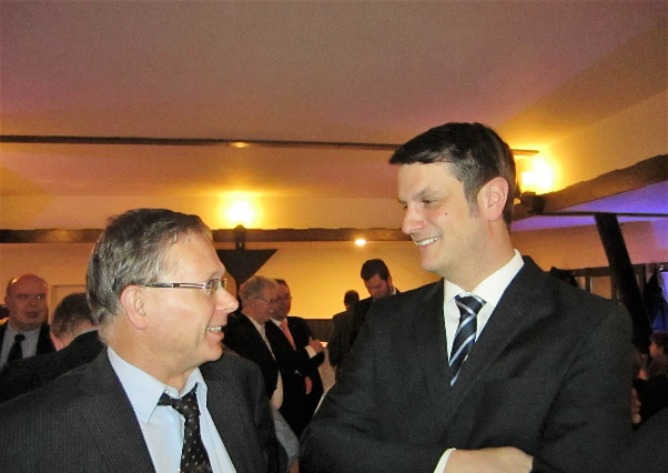 Landtagskandidat Franken (re) im Gespräch mit Beigeordnetem Haas
